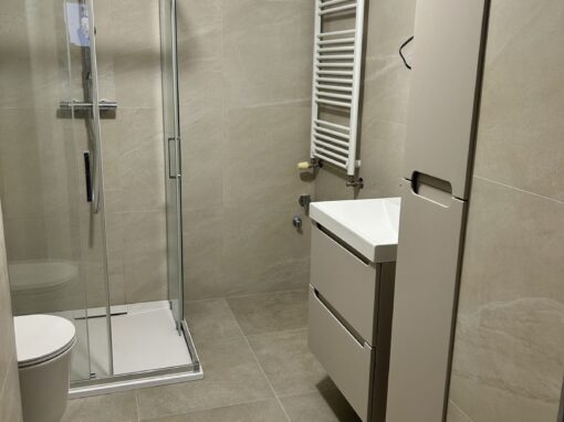 Kúpeľňa so sprchovým kútom, závesnou skrinkou pod umývadlom a vysokou skrinkou Rekonštrukcia kúpeľne v Ružinove, Bratislava: sprchový kút, závesná skrinka pod umývadlom a vysoká skrinka